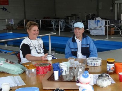 Gehandicaptenroeien Dordrecht Ank en Bob aan tafel