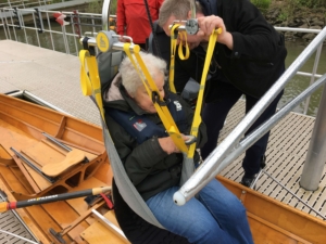IMG_0712 Coby wordt in boot gehesen 1 MB
